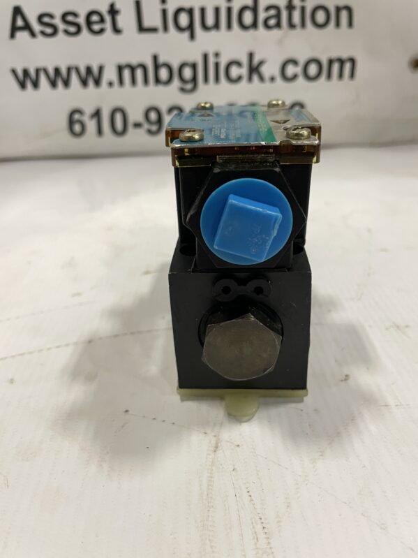 Vickers DG4V-3S-2A-M-FW-B5-60 Hydraulic Solenoid Directional Control Valve - Image 3