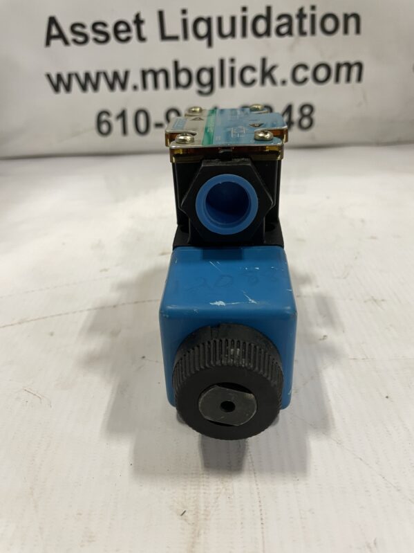 Vickers DG4V-3S-2A-M-FW-B5-60 Hydraulic Solenoid Directional Control Valve - Image 2