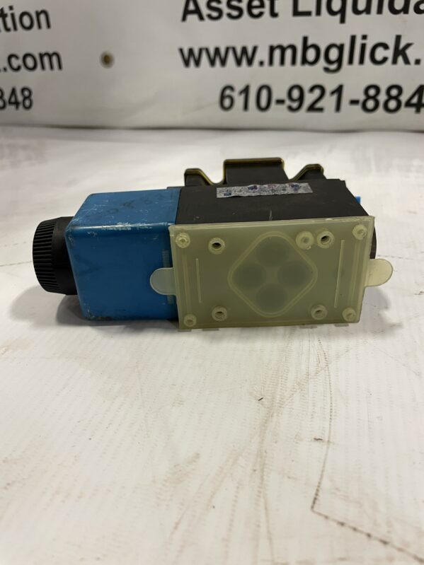 Vickers DG4V-3S-2A-M-FW-B5-60 Hydraulic Solenoid Directional Control Valve - Image 4