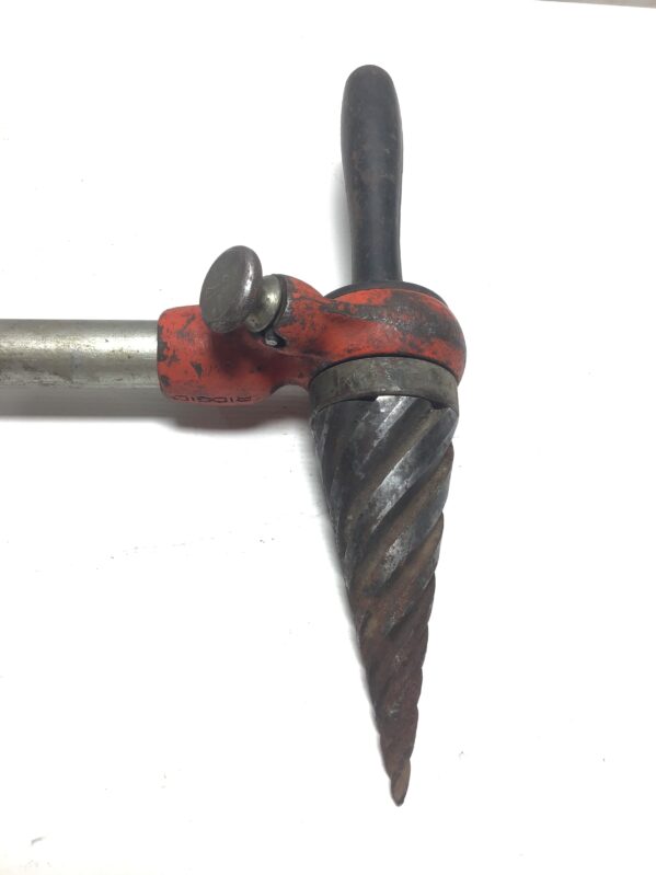 Ridgid 2-S Ratcheted Spiral Pipe Reamer with Handle - Image 2