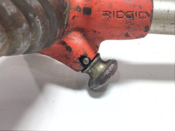 Ridgid 2-S Ratcheted Spiral Pipe Reamer with Handle - Image 4