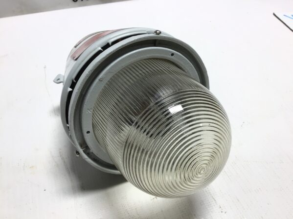 Appleton AAU-1N - A-51 Incandescent Vented Explosion Proof Lighting Fixture  - Image 3