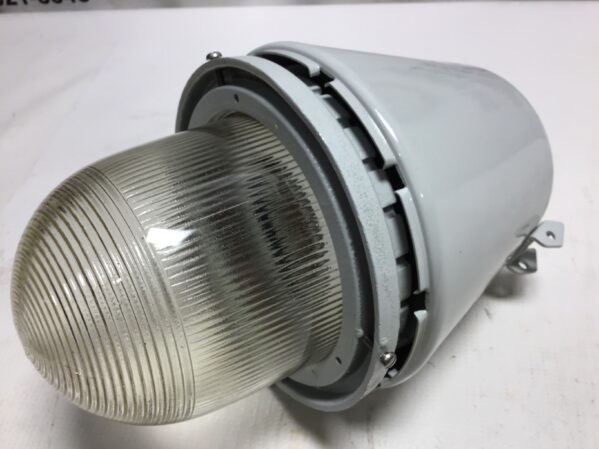 Appleton AAU-1N - A-51 Incandescent Vented Explosion Proof Lighting Fixture  - Image 4