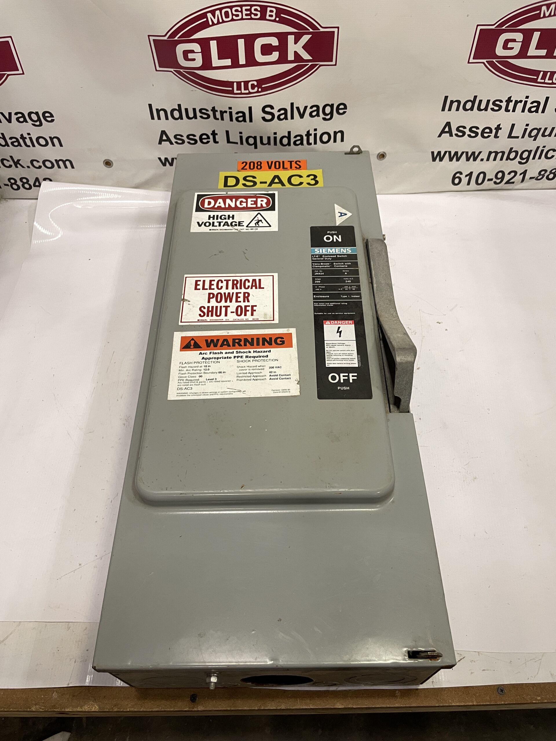 Siemens JN424 200A Fusible Safety Disconnect Switch 240VAC 3PH