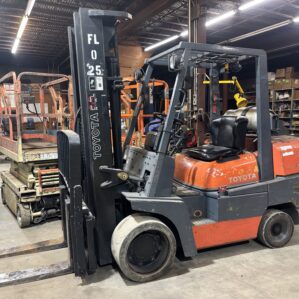 Toyota 52-6FGCU45 Forklift – 9,150 lb (10K Class) – LPG / Gas – Side Shifter