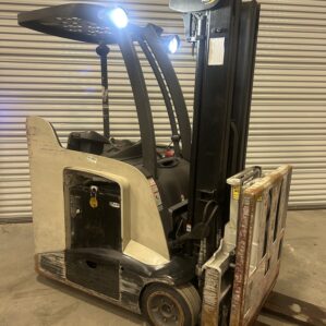 Crown RC5545-40 Narrow Aisle Stand Up Forklift / Hi-Lo 36V w/ Cascade 35E Pusher