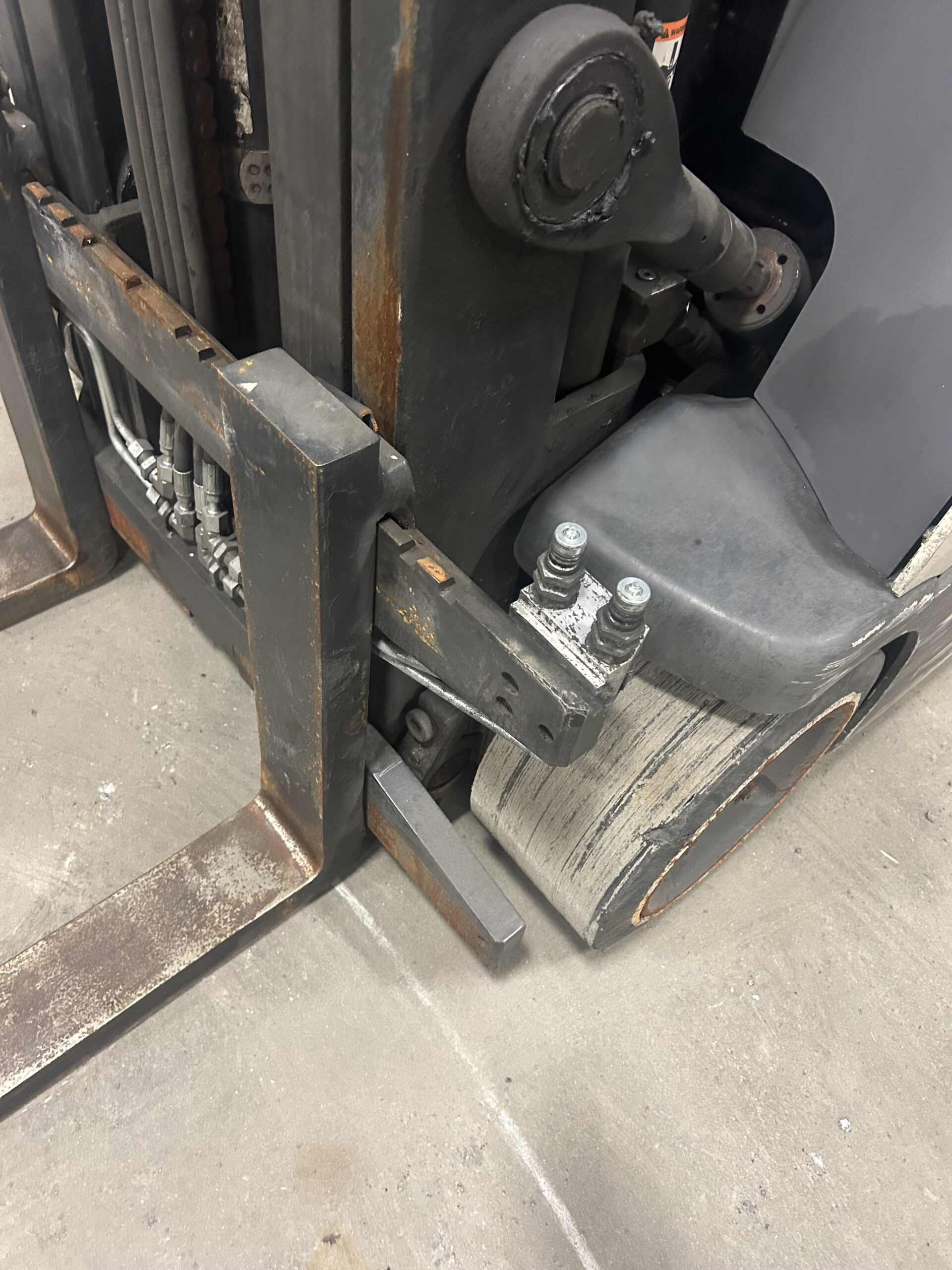 Crown RC5545-40 Narrow Aisle Stand Up Forklift / Hi-Lo 36V w/ Added Wet Lines - Image 4